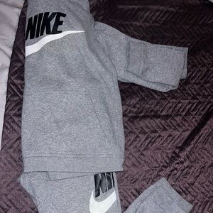 Nike sweatsuit boys size Large
